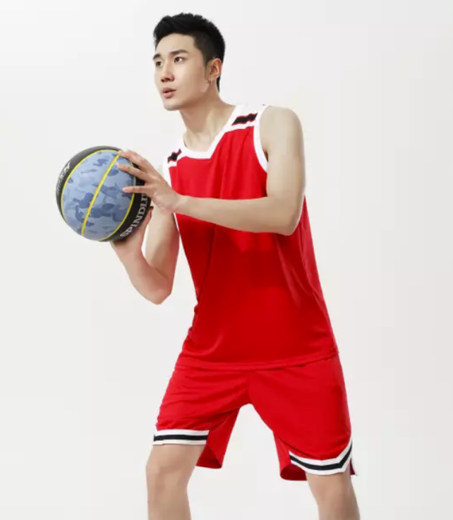 قميص كرة سلة مصممة خصيصًا يتميز بألوان فريق نابضة بالحياة وشعار ورقم مشغل معروض على خلفية نظيفة.