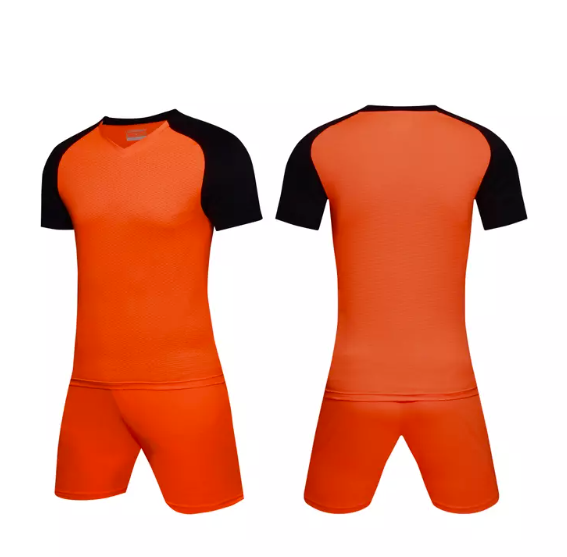 قميص كرة قدم مصممة خصيصًا يتميز بألوان فريق نابضة بالحياة وشعار ورقم مشغل معروض على خلفية نظيفة.