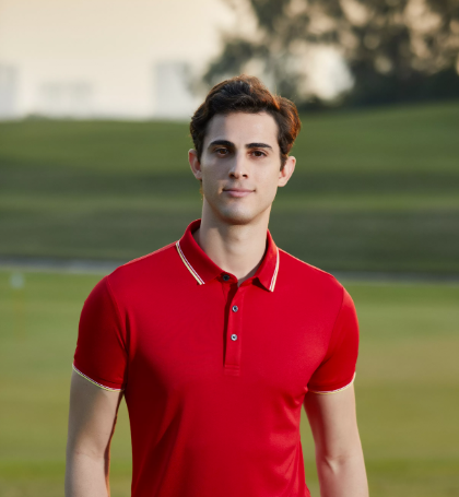 الصورة التي تظهر مجموعة متنوعة من القمصان البولو معروضة بدقة ، والتي تتميز بألوان وأنماط وأنماط مختلفة للرجال والنساء.